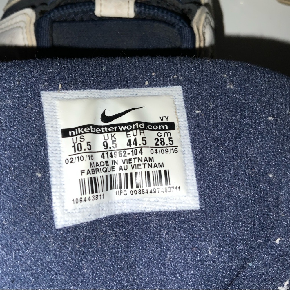 Nike Men's Black and White Air Athletic Shoes - Picture 4 of 5